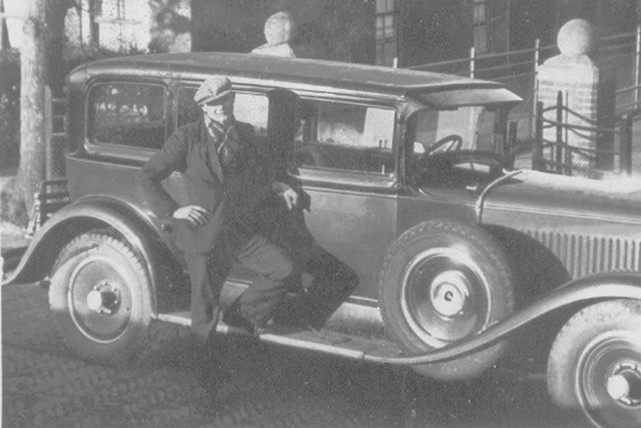 Afb. 13: Cor Glebbeek met zijn Graham Page taxi. [Mevr. N. Boelsma-Glebbeek.