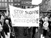 Succes demo Stop Afbraak Zorg In Delft demonstreren mensen onder de leus Stop Afbraak Zorg.