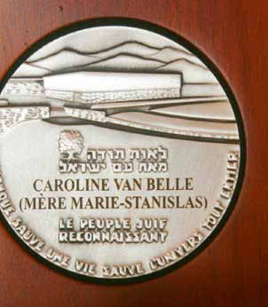 Israëls ambassadeur eert Caroline Van Belle ZUSTER MARIE STANISLAS Op 27 oktober kreeg Sint-Pieters-Leeuw hoog bezoek.