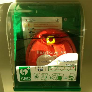 Nieuw AED toestel Sinds enkele weken hangt er in ons woonzorgcentrum een AED toestel. Jij kan het verschil maken!
