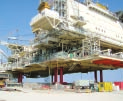 Offshore industrie Mammoet s activiteiten in de offshore industrie omvatten het degelijk en veilig uitvoeren van transportoplossingen over land en water, load-ins en load-outs, en de bouw van