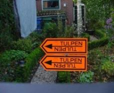 Een omleiding wordt afgesloten met dubbele "TULPEN -pijlen. Hierbij kan een routeopdracht geplaatst zijn, die moet worden opgevolgd.