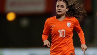 tijd nog op gelijke hoogte door een treffer van Troelsgaard, maar in de 93e minuut kopte Danielle van de Donk (foto) een voorzet van Lieke Martens binnen en bepaalde de eindstand op 2-1.