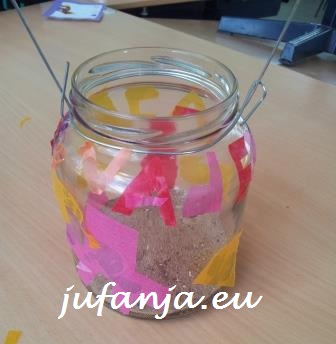 Hierna vul je de pot tot de helft met zand. Vooral droog zand is erg mooi. Duw een waxinelichtje midden in de zandhoop een beetje erin. Controleer of hij stevig staat.