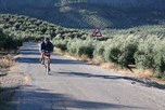 de tocht veel inspanning van de fietser. De dorpen liggen in de meeste gevallen hoog, waarbij veel geklommen moet worden. Heb je de tocht eenmaal volbracht, dan is de voldoening groot!