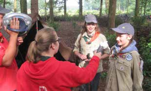 Explorers Zondag 19 juli Zondag begon met een gezamenlijke opening en we zijn begonnen aan het jubileumboek. We hebben een T-rex met scoutingoutfit gemaakt.