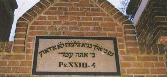 De tekst van Psalm 23:4 boven de toegangspoort van joodse begraafplaats te Elburg Het lichaam moet rein aan God worden teruggegeven, zoals ook de ziel zijn reinheid moet herkrijgen Openbaring 14:13).