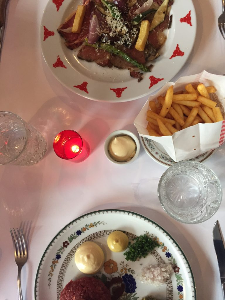Steak tartare en flinter dunne beef bij Restaurant Rauw in Amersfoort.