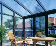 HEATSTOP uit versterkt, reflecterend acrylaat HEATSTOP kanaalplaten beschermen tegen de hitte van de zon en zorgen voor aangename temperaturen. Onder het dak met HEATSTOP warmt de lucht 60% minder op.