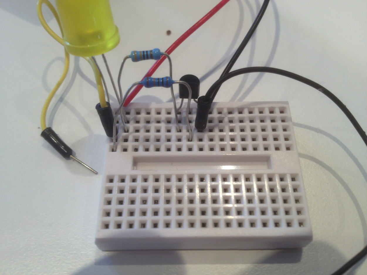 Stap 7 Sluit de zwarte draad aan op de transistor E (-) aansluiting Dit