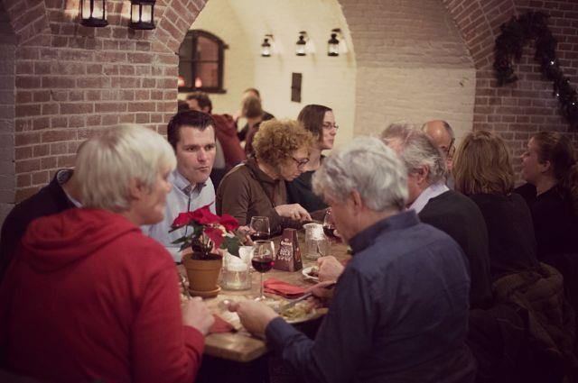 Kindertafel Kinderen zijn bij ons graag geziene gasten. Waar we dan ook apart ons best voor doen. Speciaal voor de kleine smulpapen tot 12 jaar is er de Kindertafel.