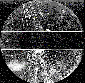 Het Standaard Model 57 Figuur 6.2: Afbeelding van de detectie van een vreemd meson. Dit deeltje is rechts onder de middenplaat in de detector te zien als een grote omgekeerde V.