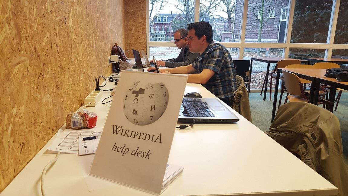 Wikicafés Een aantal enthousiaste Wikipedia-vrijwilligers heeft in november en december drie zogenaamde wikicafés georganiseerd.