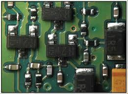 Tegenwoordig hebben de meeste elektronische componenten geen aansluitdraden meer maar wordt de body van de component op de printplaat gelijmd en daarna gesoldeerd aan de printplaat.