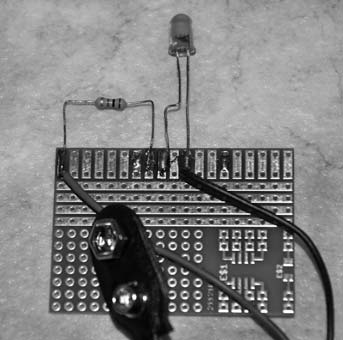 Afbeelding 43: Nadat de lossmeltzuigpomp een keer is toegepast, is de soldeerbrug verwijderd. 4.11 SMD diode solderen SMD staat voor»surface mounted device«en betekent»op de oppervlakte gemonteerde apparaat«.