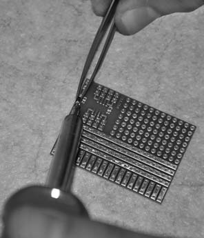 Afbeelding 46: Terwijl de SMD diode met de pincet in positie wordt gehouden, moeten de voorvertinde pad en de daarop rustende diode-aansluiting worden verhit.