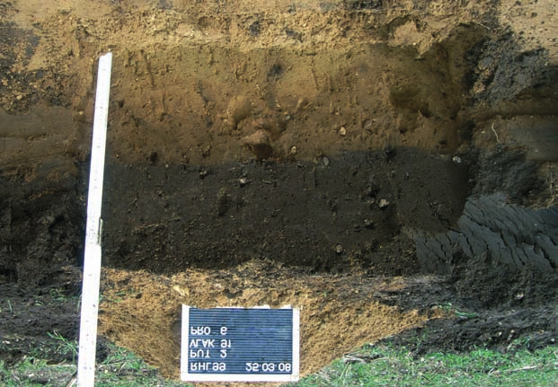 Rhenen Larikshof 11 natuurlijke ondergrond van het plangebied bestaat uit een grofzandig sediment met een grove grindfractie.
