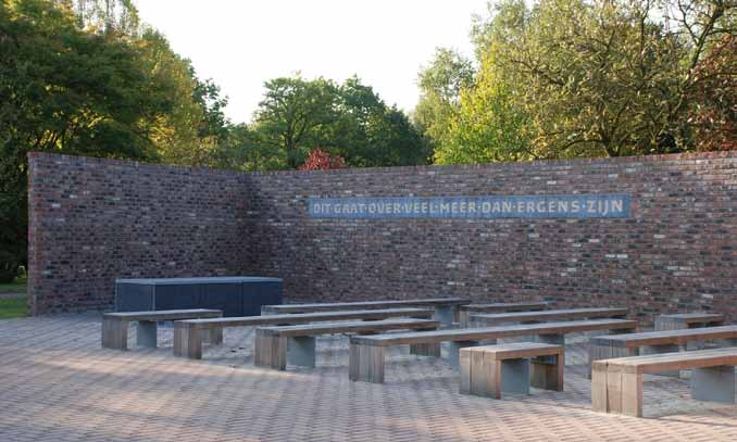 In de bestaande begraafplaats werden nieuwe sferen gecreëerd, zoals deze bezinningsruimte Wat betreft de materiaalkeuze voor urnenvelden, columbarium, strooiweide wordt gestreefd naar uniformiteit en