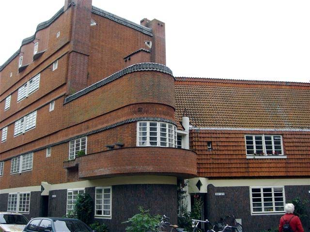 Het Schip is het meest bekende werk van Amsterdamse School-architect Michel de Klerk. Het woonblok, in 1921 voltooid, geldt als een monument voor de volkshuisvesting: een paleis voor de arbeider.