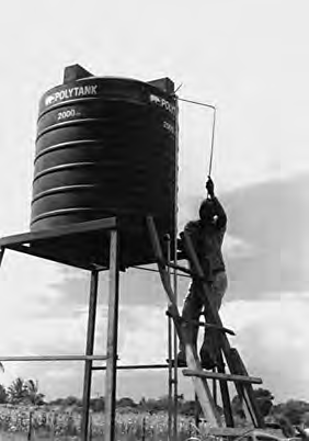Opgave 6 Watertank Bij een Afrikaans dorpje is een watertank figuur 11 geplaatst. Zie figuur 11. De cilindervormige tank heeft een (binnen)diameter van 1,2 m en een (binnen)hoogte van 1,6 m.