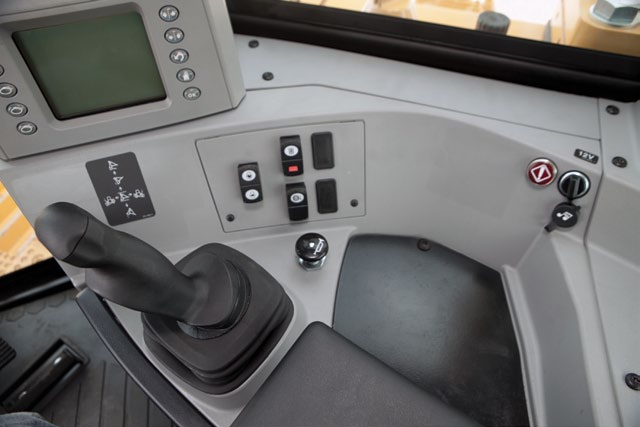 Operator Station and Controls Ergonomisch ontworpen voor gebruiksgemak De cabine van de D8T is ontworpen en uitgerust voor maximale productiviteit, veiligheid en comfort van de machinist.
