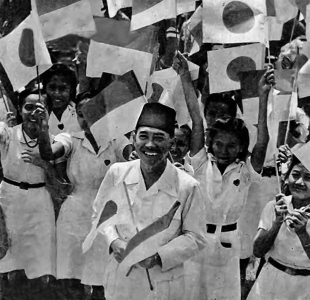 bron 22 Het aantal soldaten van de Republiek op Java. bron 23 Indonesiërs wapperend met Japanse vlaggen. Gebruik bron 18, 19, 20, 21, 22 en 23.