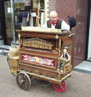 Louvain Parisien Zondag 2 juli Ici Paris: Een dagje Parijs in Leuven met Macarons en croissants Accordeon-spelers