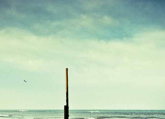 Zeeslag Terwijl het strand, veroverd door de eb, Natuurlijk door de vloed herwonnen wordt En allengs tot de helft wordt ingekort Ervaar ik weer wat ik ervaren heb: Een kleine jongen ben ik met een