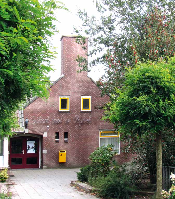 De hoofdingang in 2011 In 1985 wordt de naam basisschool ingevoerd. De kleuterschool houdt op te bestaan en wordt geïntegreerd bij de lagere school. Het wordt dus één school van 4 tot 12 jaar.