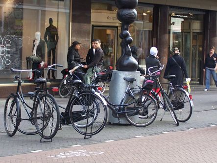 Het parkeergedrag van fietsers Wat doet een fietser die de Grote Marktstraat als doel heeft en daar gedurende langere of kortere tijd wil verblijven (winkelen, bioscoopje pikken)?