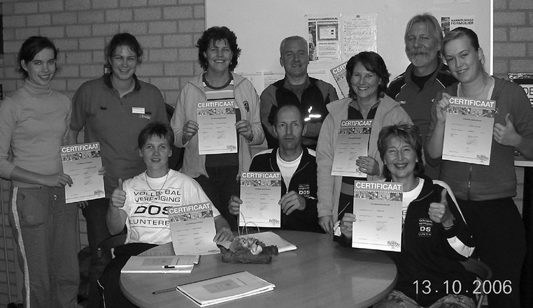 PG07 Training Circulatie Mini Volleybal Onder leiding van de docente Wil Becking van de NEVOBO heeft DOS in 4 vrijdag-avonden in de Sporthal Ut Sporthuus een cursus Circulatie Mini-Volleybal gevolgd.