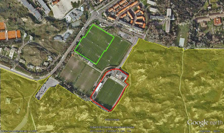 Figuur 13 ligging van het hoofdveld met de kleedkamer, clubhuis en tribunes (rood) en de oefenvelden met de lichtmasten (groen) ten opzichte van Natura 2000-gebied Meijendel & Berkheide (geel).