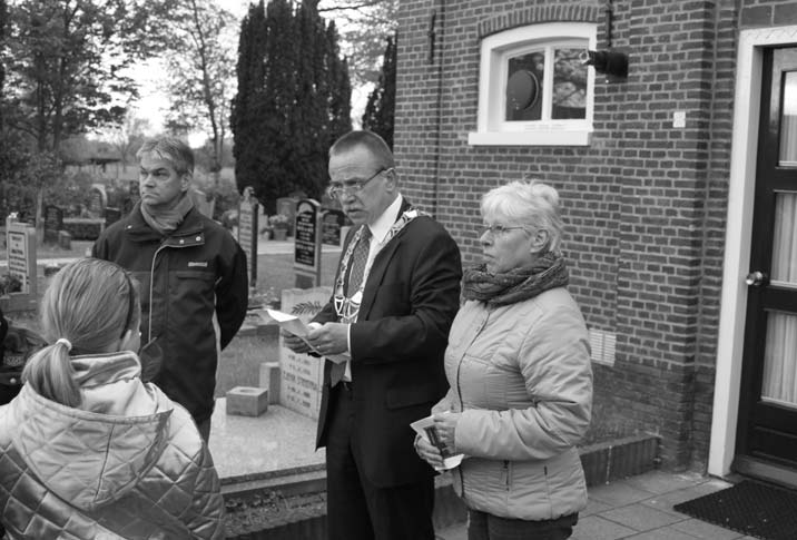 had mevrouw Van der Meulen voor alle kinderen een lief klein lammetje met echte wol gekocht en dat heeft thuis vast een prachtig plaatsje gekregen. Macdonaldszak.