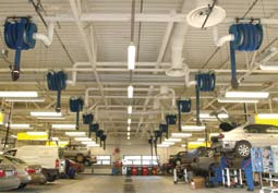 Slanghaspels 865 voor uitlaatgassen Veerbediend Voor alle types van garages en andere werkplaatsen waar de slang op een bereikbare hoogte kan hangen.