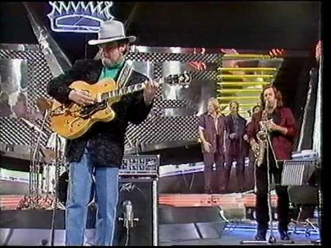 Duane Eddy DUANE EDDY beïnvloedde met zijn stijl veel instrumentale groepen zoals THE VENTURES, JOHNNY and the HURRICAINS en THE SHADOWS. De eerste INDO bands speelden veel nummers van deze groepen.