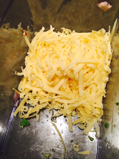 En rasp vervolgens de kaas. Ondertussen zijn de scampi s met groente ook perfect om de scampi tortilla te vullen.