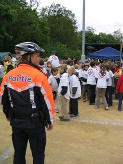 - 11-2.2. Weerhouden prioriteiten ZVP 2005-2008 2.2.1. In het domein van de veiligheidsfenomenen werden volgende prioritaire fenomenen weerhouden: Verkeer en mobiliteit - lokale verkeersproblemen en