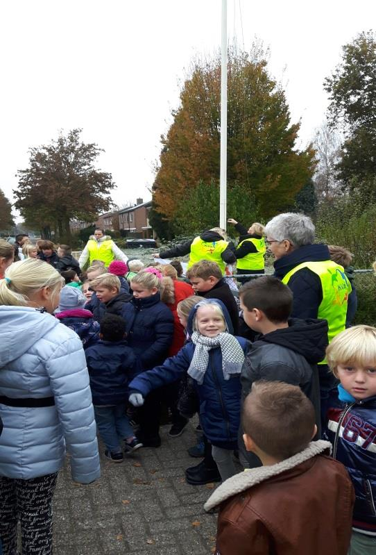 Op 14 november jl. hebben we obs de Aanloop officieel tot KiVa school uitgeroepen. Met de leus; Met een goede Aanloop komen we samen verder hebben we met de hele school de KiVa vlag in de top gehesen.