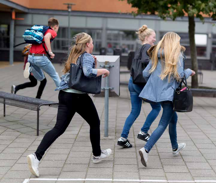 Lessen, vakanties en verlof Lessentabel: aantal lesuren per week leerjaar 1 Vakken vc-lwoo vc mavo mavo/havo havo/vwo Nederlands 4 4 4 4 4 Frans - - 3 3 3 Duits - - - - - Engels 3 3 3 3 3