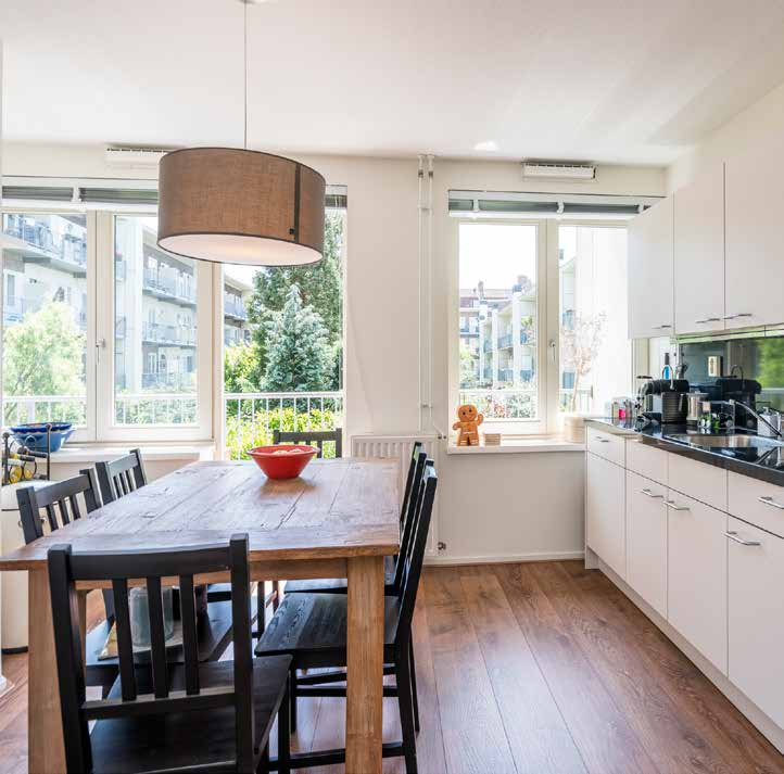 Simsonstraat 12 I SIn één van de mooiste straten van het voormalig renovatie project Wonen in Olympia ligt dit in 2011