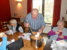 Begeleider van kookactiviteit met bewoners WZC Lichtendal Samen met onze bewoners (+- 15 personen) en de ergotherapeut een gezonde maaltijd bereiden.