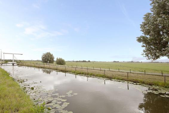 Gaagweg 46, Schipluiden Woonboerderij in het groen, met hooitas, aangebouwde stal, royale tuin en omliggend erf. De oorspronkelijke boerderij is gesticht in ca. 1768 en is in 1964 herbouwd.