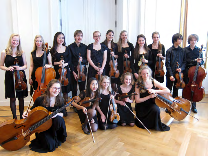 Over Fancy Fiddlers Het strijkersensemble de bestaat uit ca 25 viool- en cellotalenten in de leeftijd van 6 tot 19 jaar onder supervisie van de Hilversumse vioolpedagoge Coosje Wijzenbeek.