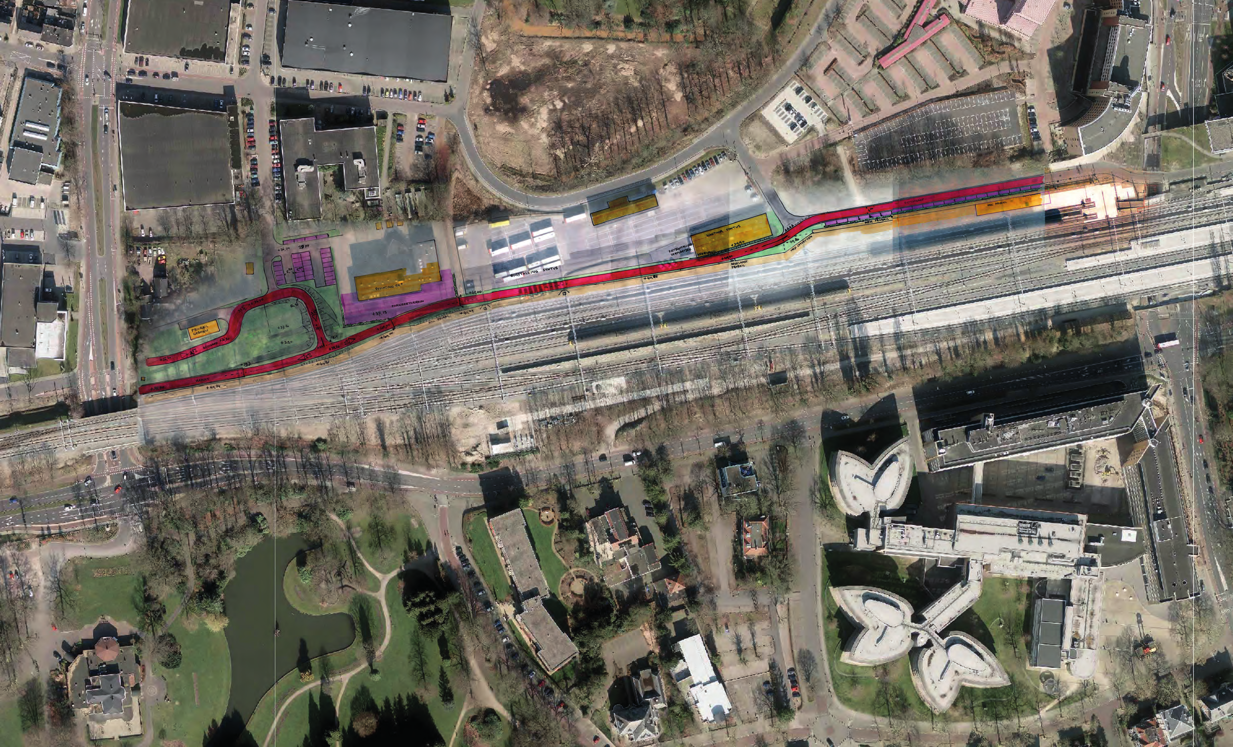 Deel Tubantiasingel-Station Enschede Centraal noordzijde Aansluiting op Schuttersveld en Tubantiasingel via verbindingspad 3,5% over onverhard parkeerterrein en 2,5% over bestaand servicepad naar