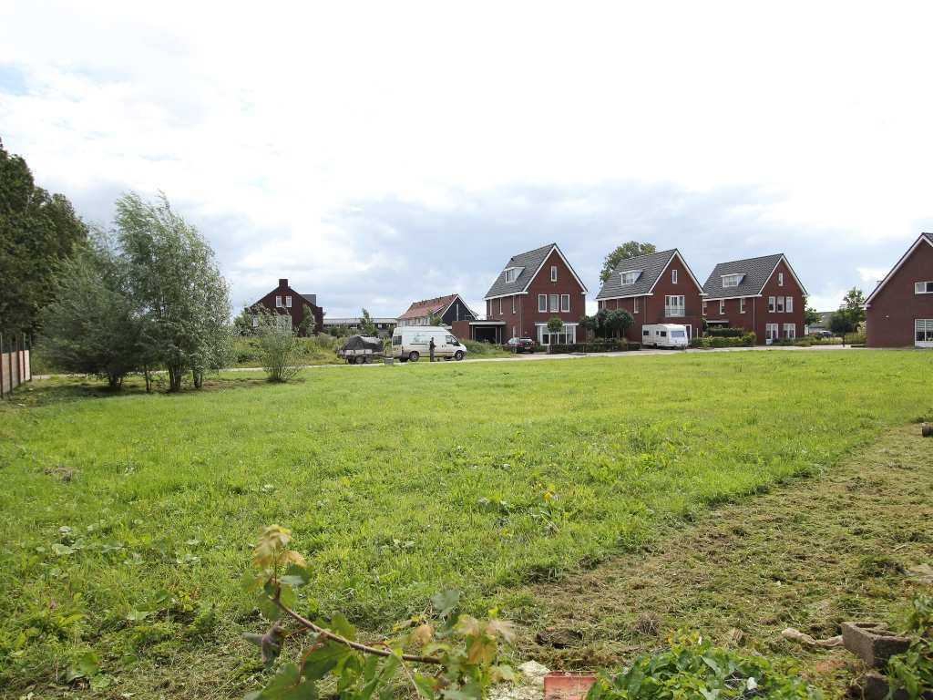 Een ruim huis, een grote kavel, een garage, dat alles voor een SCHERPE prijs! Verder is deze leuke woning op een rustige locatie gesitueerd. De woning zelf is deels gerenoveerd.