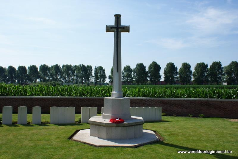 H. Cross of Sacrifice - Offerkruis Het Cross of Sacrifice is ontworpen door Sir Reginald Blomfiled (1856-1942), die ondermeer ook de Menenpoort ontwierp.