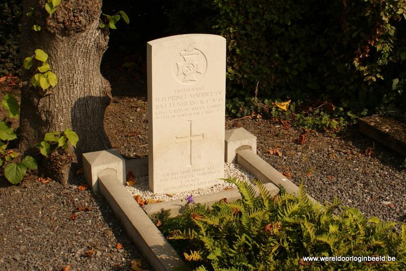 De eerste graven en begraafplaatsen Private memorial begraafplaats Ieper Tijdens de Eerste Slag om Ieper verloor het Britse Expeditieleger 10.500 manschappen. Minder dan 2.