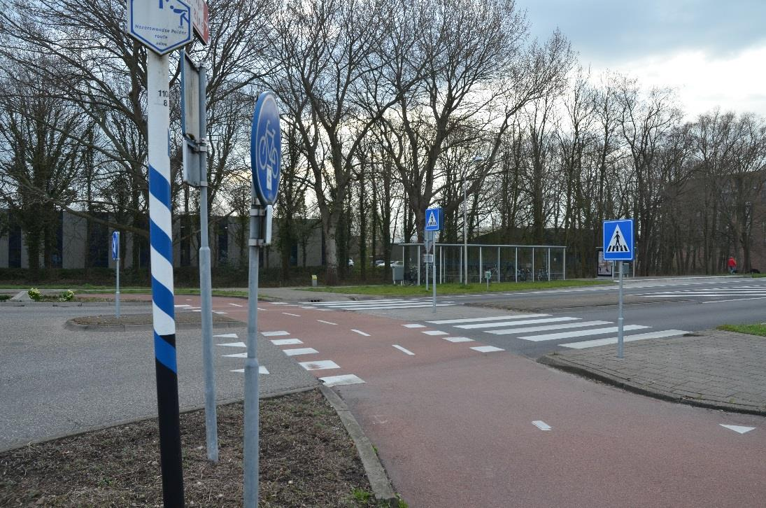 Bijlage 1 Schouw ongevallenlocaties Rotonde Rijndijk Gemeneweg Op deze rotonde vonden ongevallen plaats waarbij geen voorrang werd gegeven aan de overstekende (brom)fietsers.