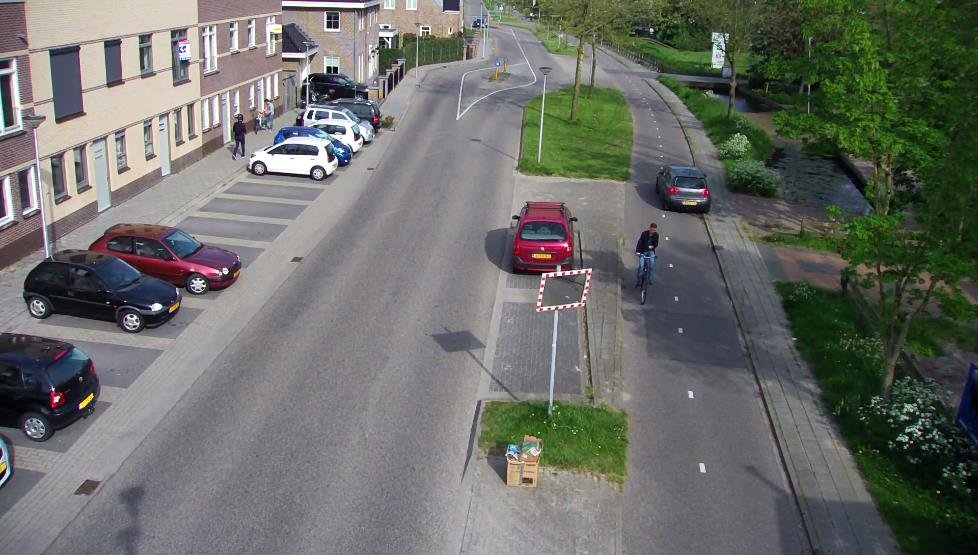 Overig Vrachtverkeer dat vanuit een uitrit de Rijndijk oprijdt, heeft dusdanig veel manoeuvreerruimte nodig dat bijna de hele rijbaan wordt gebruikt (afbeelding 30).