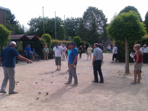 Petanque Sponsor: Optiek Paternoster - Info : Yves Adriaens Zomerspel Nog tot einde september houden we elke zondagvoormiddag ons zomerspel op de overdekte pleinen achter de kerk van Zuun.